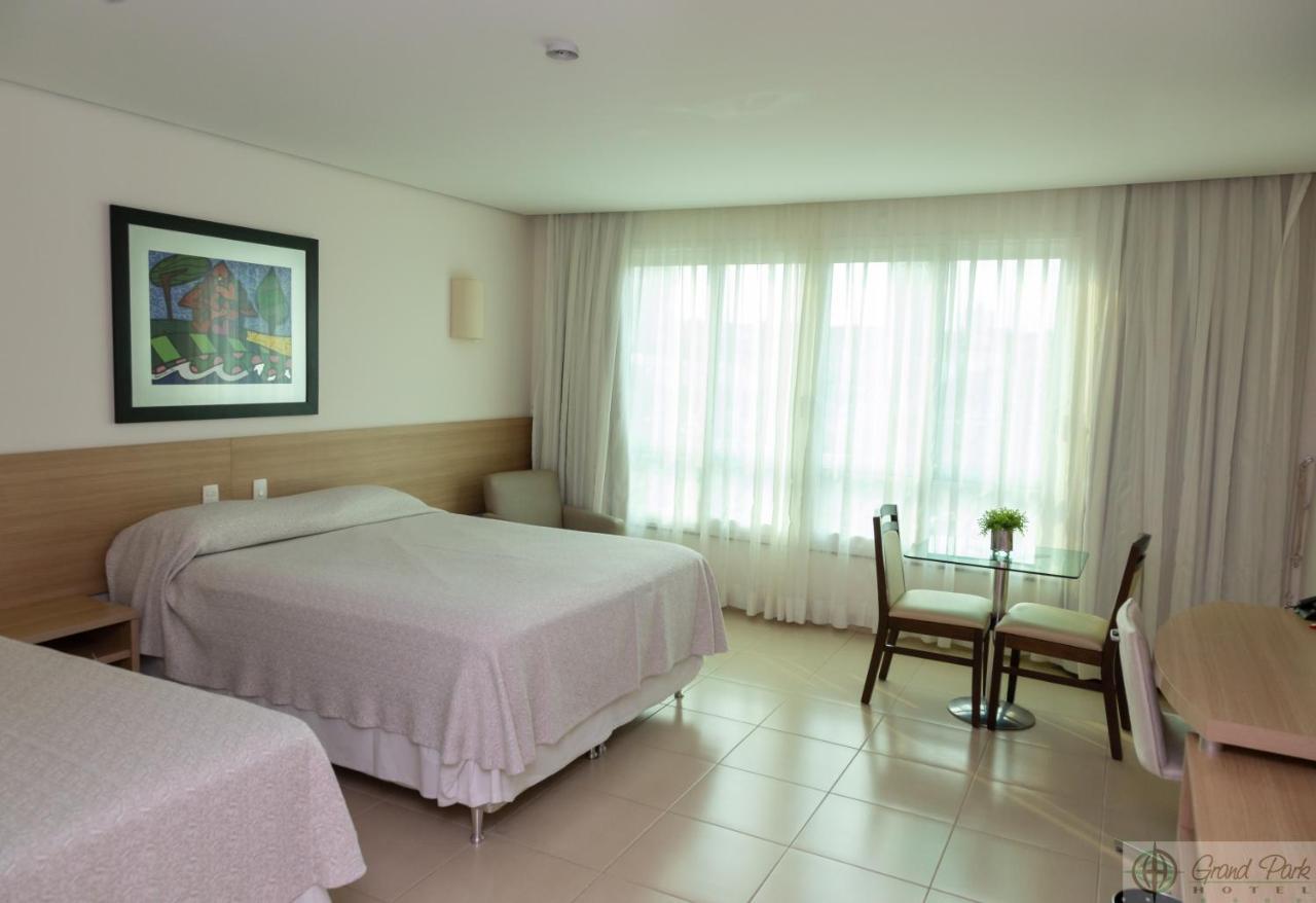 Hotel Grand Park กัมโปกรันเด ภายนอก รูปภาพ