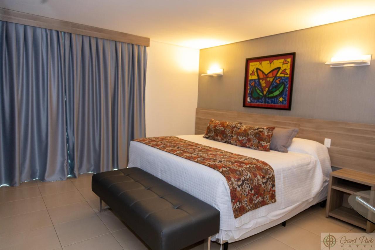 Hotel Grand Park กัมโปกรันเด ภายนอก รูปภาพ