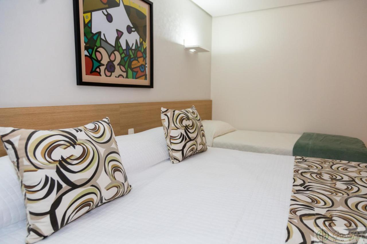 Hotel Grand Park กัมโปกรันเด ภายนอก รูปภาพ