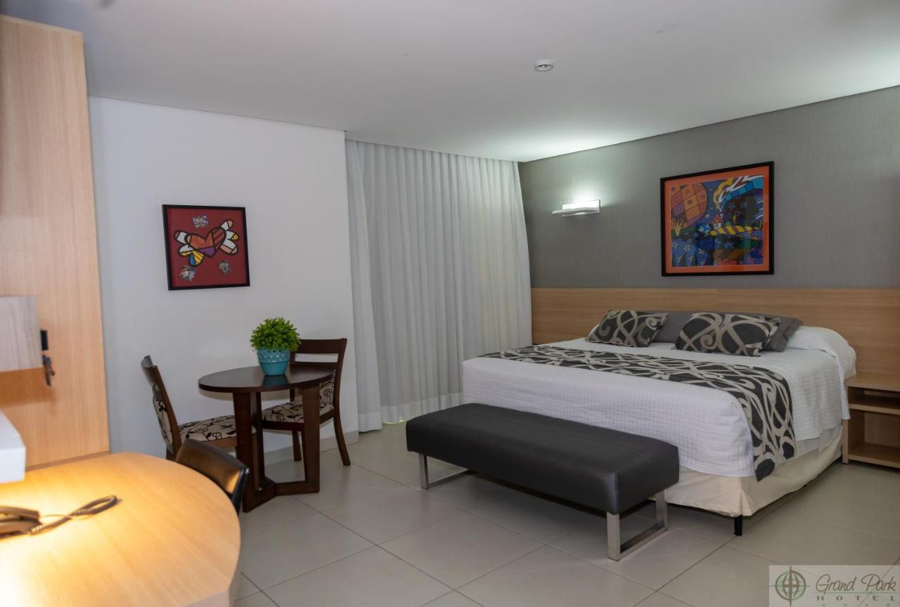 Hotel Grand Park กัมโปกรันเด ภายนอก รูปภาพ