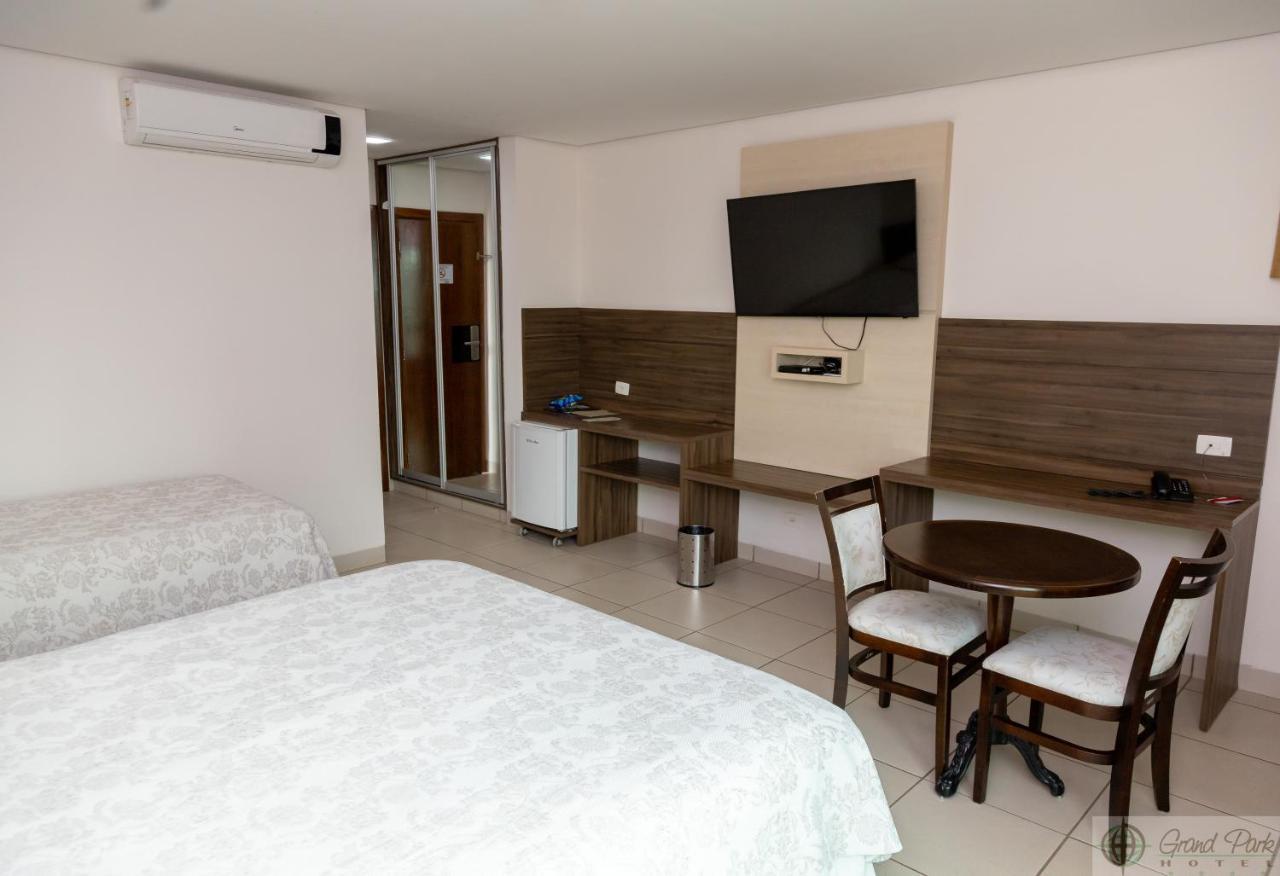 Hotel Grand Park กัมโปกรันเด ภายนอก รูปภาพ