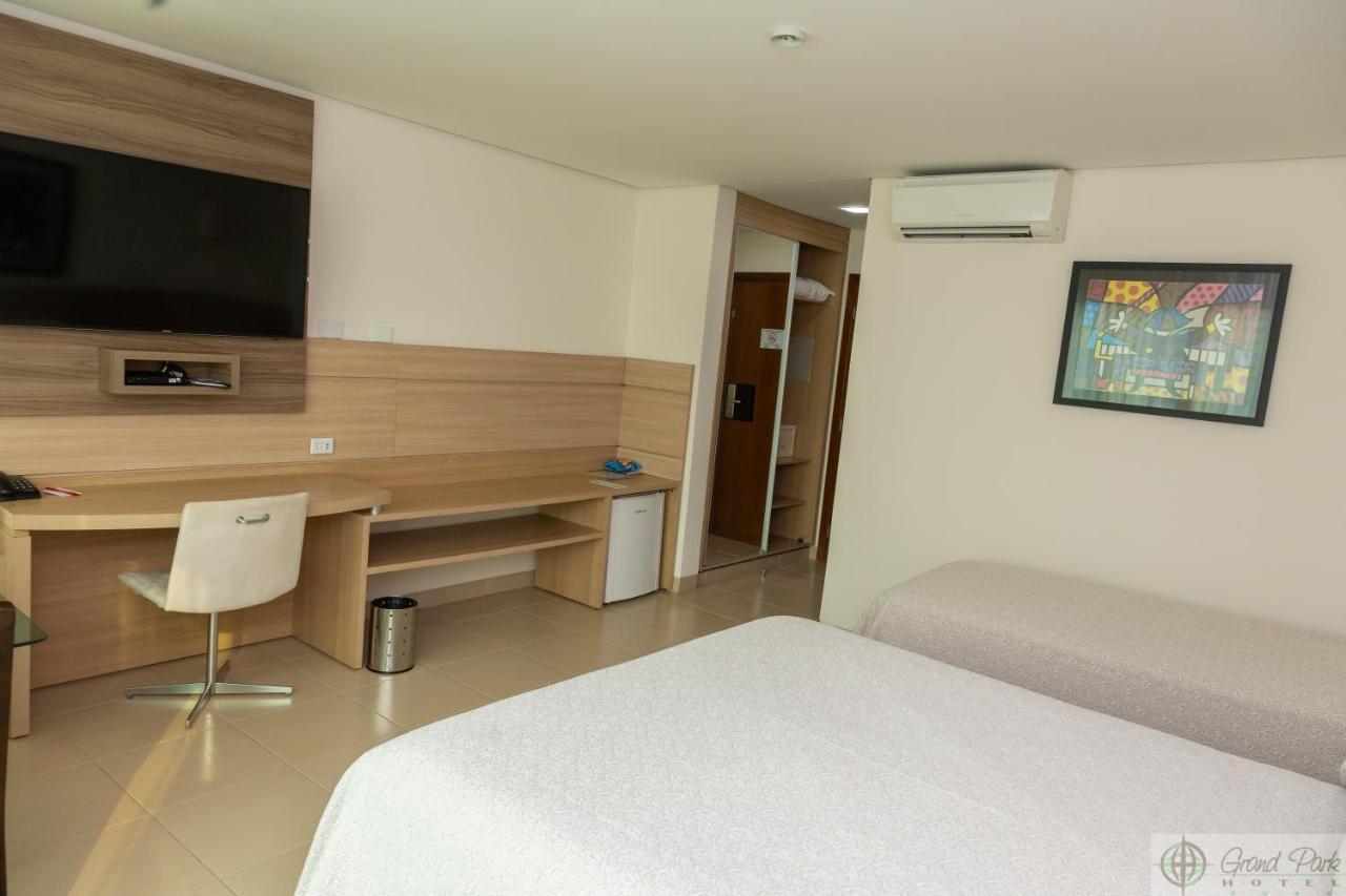 Hotel Grand Park กัมโปกรันเด ภายนอก รูปภาพ