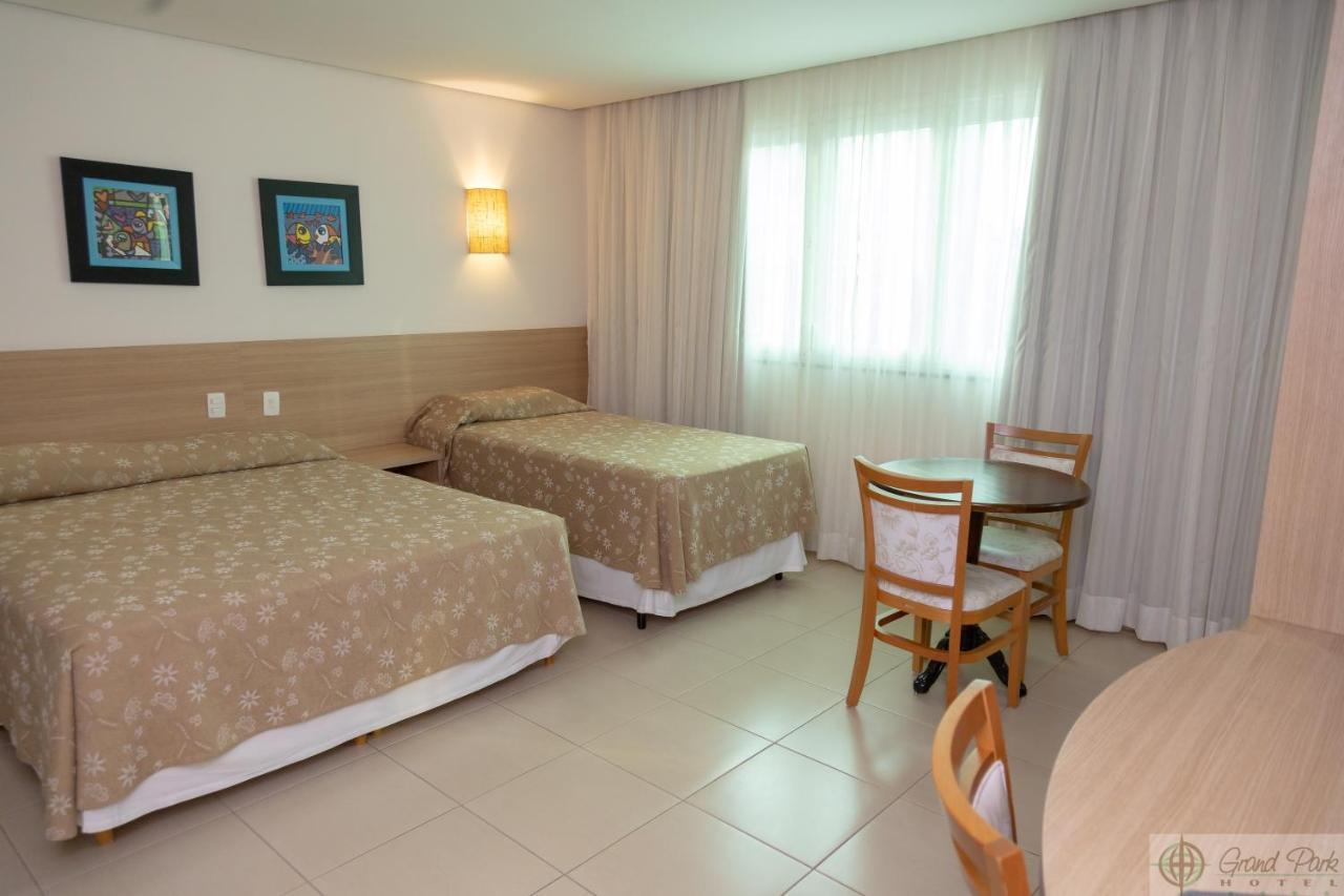 Hotel Grand Park กัมโปกรันเด ภายนอก รูปภาพ