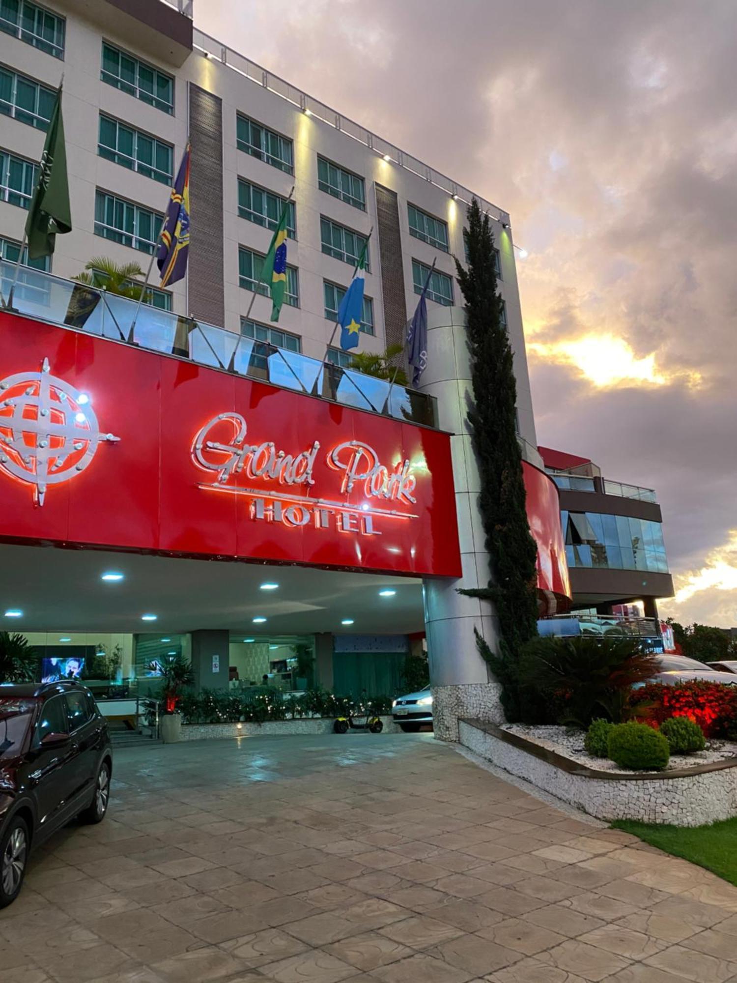 Hotel Grand Park กัมโปกรันเด ภายนอก รูปภาพ