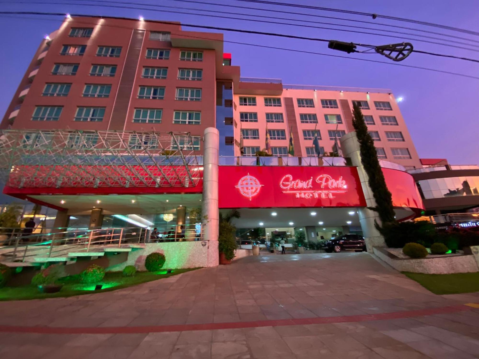 Hotel Grand Park กัมโปกรันเด ภายนอก รูปภาพ