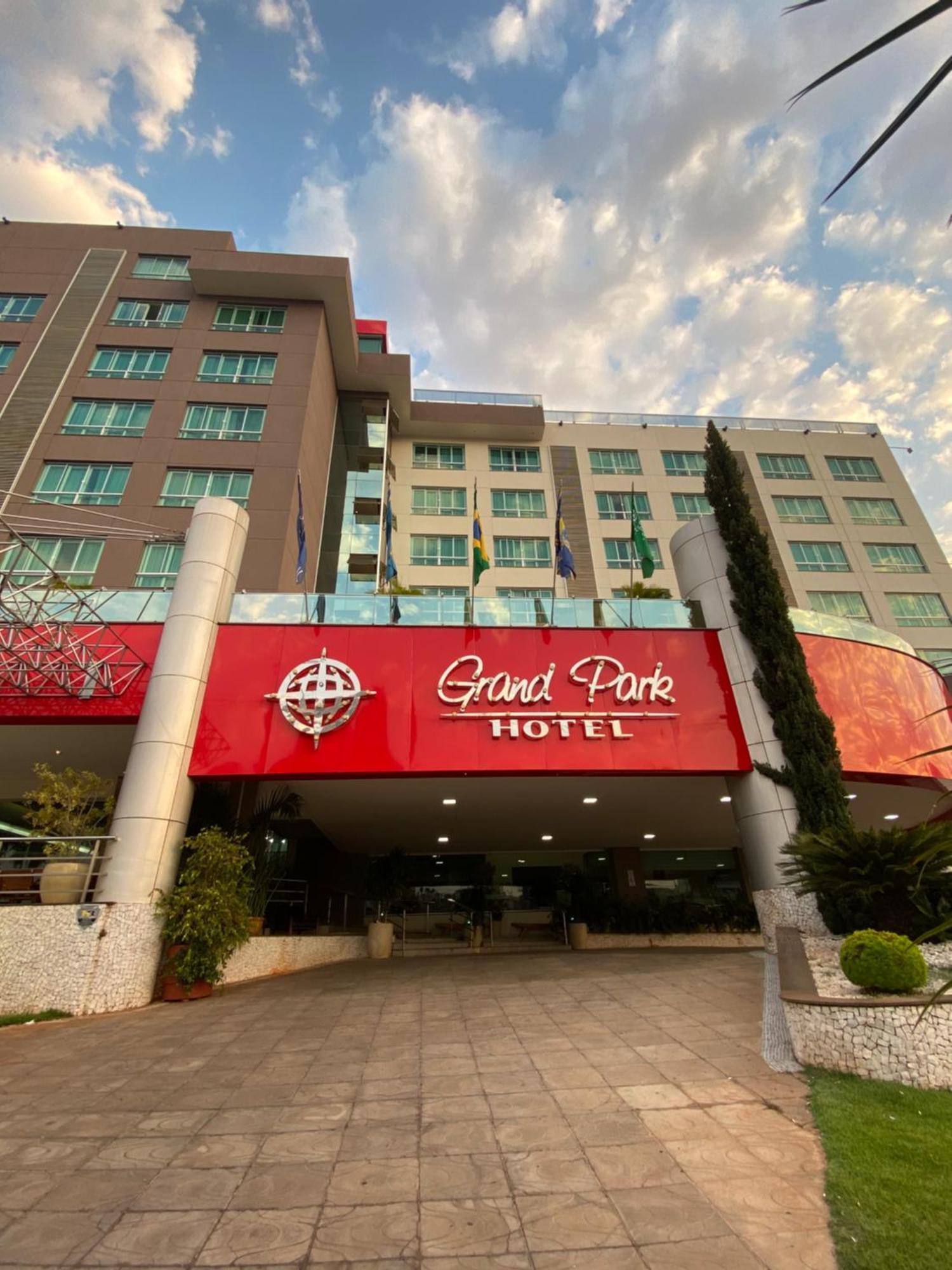 Hotel Grand Park กัมโปกรันเด ภายนอก รูปภาพ
