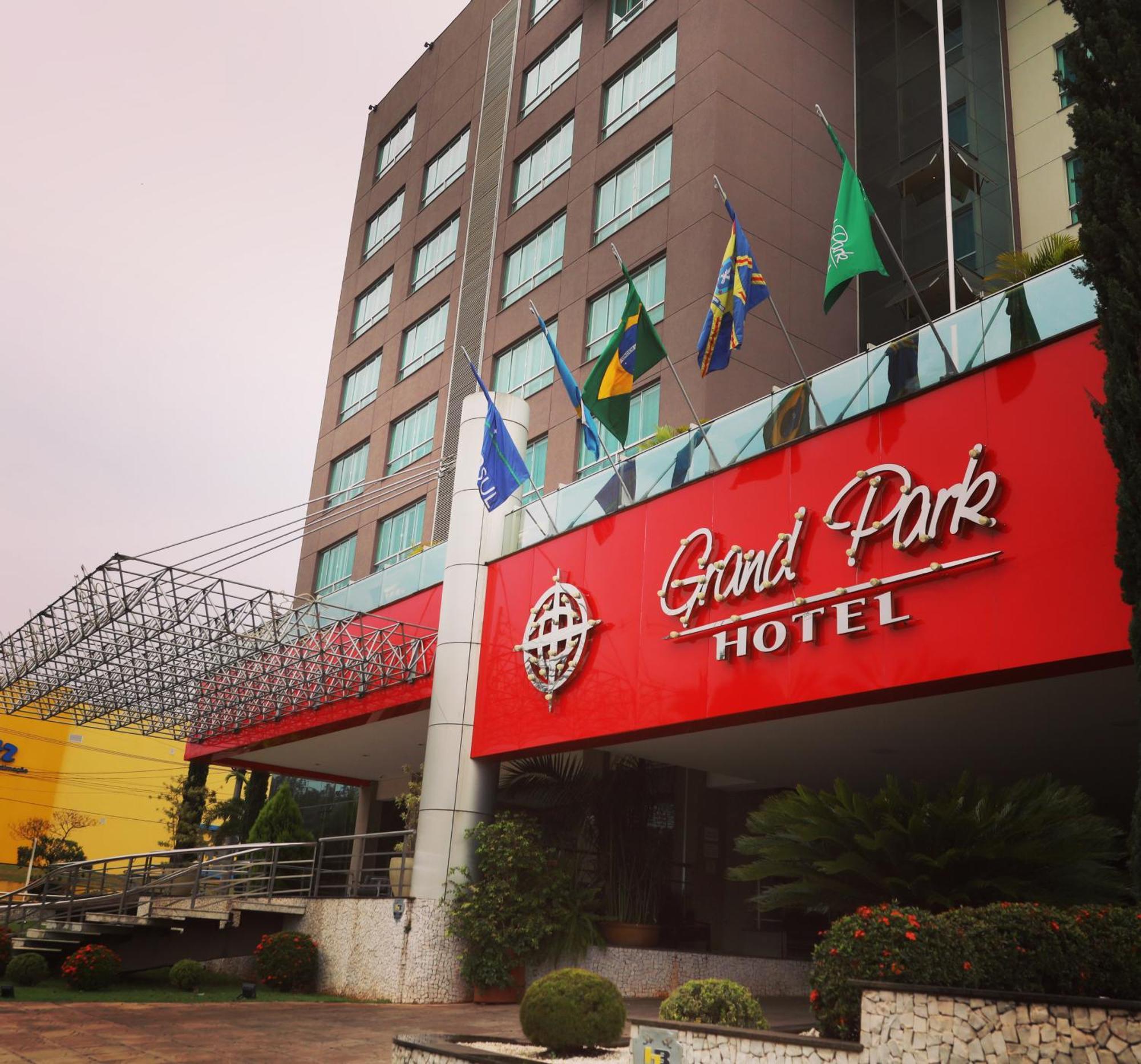 Hotel Grand Park กัมโปกรันเด ภายนอก รูปภาพ